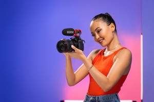 rode-videomic-go-II-helix-mount-insitu-girl-shooting-neon-room-8192x5464-rgb6012